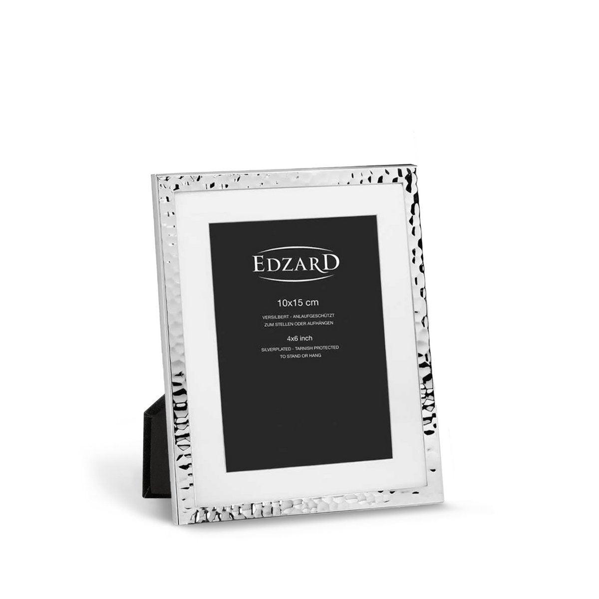 EDZARD Fotorahmen Fano für Foto 10 x 15 cm, Passepartout, edel versilbert, anlaufgeschützt, 2 Aufhänger - HomeDesign Knaus